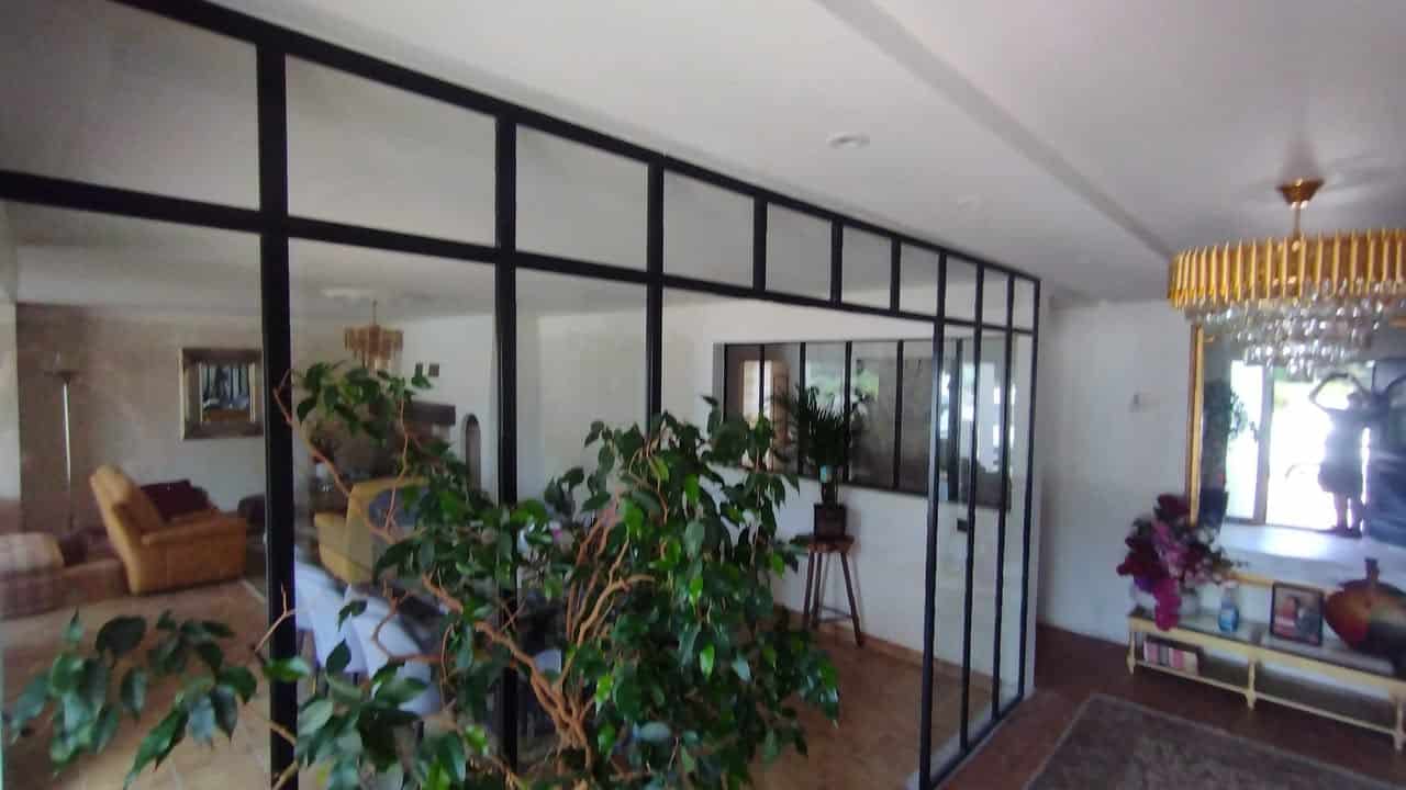 Vue sur une verrière en acier créée sur mesure par la métallerie d'Antoine, et installer dans une maison, située à Saint-Gilles-Croix-de-Vie en Vendée
