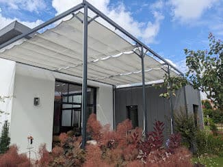 une pergolas conçue sur mesure pour aménager et protéger une terrasse à la Roche sur Yon