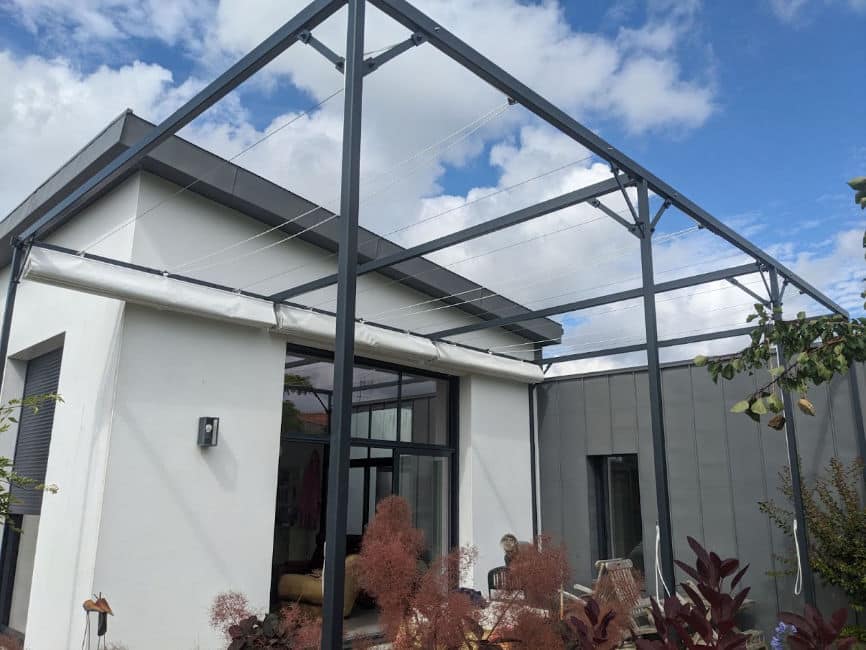 gros plan sur unjardin d'hiver à l'arrière d'une maison