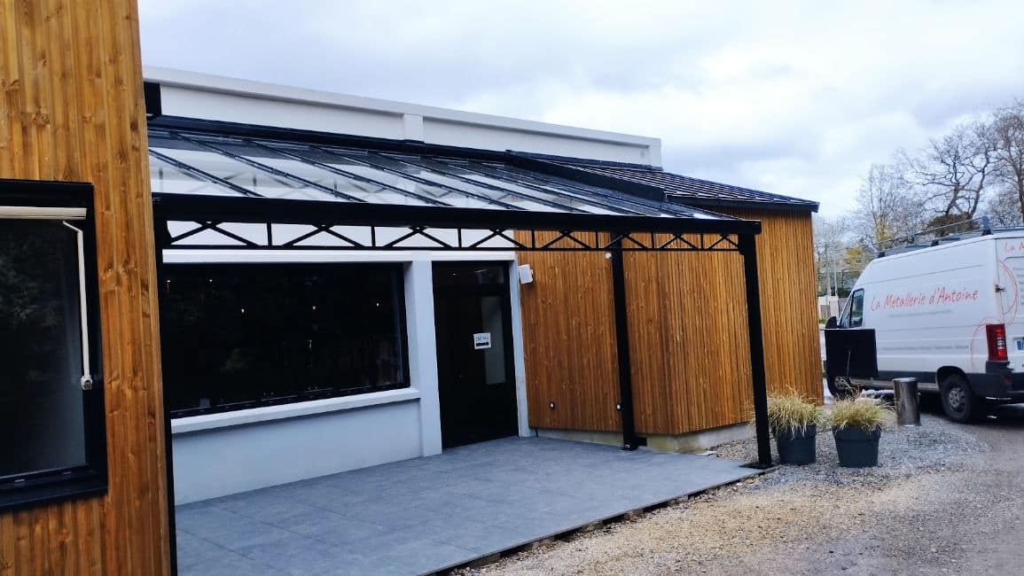 Vue sur une pergola acier adossée à une maison. une création des ateliers d'Antoine à Saint-Gilles-Croix-de-Vie.