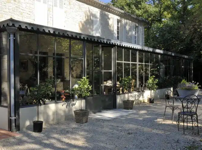 Vu sur un jardin d'hiver, créé par la métallerie d'Antoine et installée adosséé à une maison située à Saint-Gilles-Croix-de-Vie en Vendée