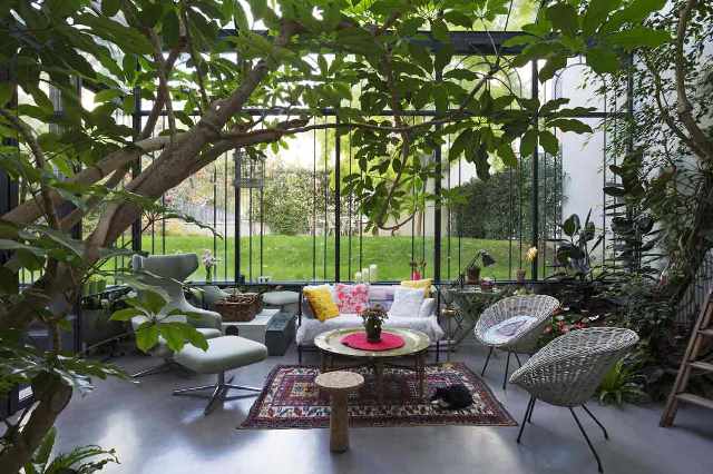 Gros plan sur des pergolas métalliques installés sur une terrasse en vendée<br>