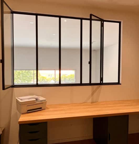 Une verrière acier rélaisée par la métallerie d'Antoine dans une maion à Soullans pour séparer un bureau d'une pièce à vivre tout en fisant circuluer la lumière.