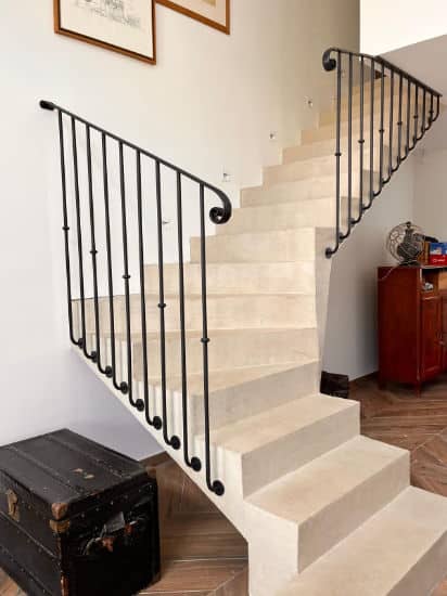 Une autre vue sur l'escalier équipé de gardes corps dans l'entrée d'un apaprtement à Soullans